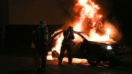 Des policiers interviennent lors d'un incendie à Saint-Denis, dans la nuit du lundi 13 au mardi 14 juillet 2020. (AMAURY BLIN / HANS LUCAS)