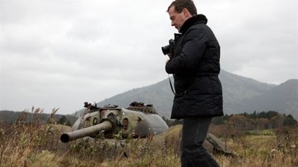 Dmitry Medvedev marche près des fortifications russes sur l'île de Kunashir, le 1er novembre 2010. (AFP - Kremlin Pool - Mikhail Klimentyev)