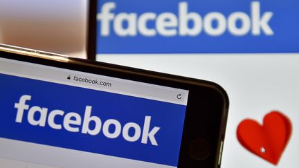 Le logo Facebook sur différents écrans. (LOIC VENANCE / AFP)