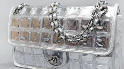 Chanel. Sac Mademoiselle en cuir agneau métallisé argent matelassé recouvert de plastique translucide Estimation :1.300 / 1.500 €
 (Chanel)