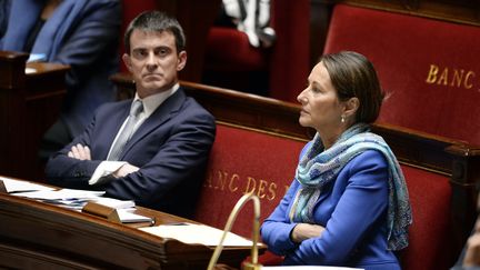 Manuel Valls et S&eacute;gol&egrave;ne Royal &agrave; l'Assembl&eacute;e nationale le 8 avril 2014. Tous deux ont pris la d&eacute;fense du pr&eacute;sident de la R&eacute;publique pour tenter d'&eacute;teindre la pol&eacute;mique d&eacute;clench&eacute;e par le livre de Val&eacute;rie Trierweiler. (ERIC FEFERBERG / AFP)