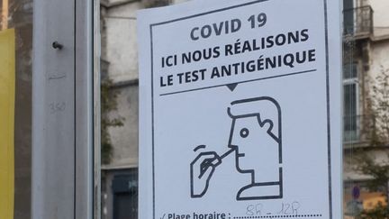 Tests antigéniques pour le dépistage du Covid-19 en pharmacie. Photo d'illustration. (LAURENT GALLIEN / FRANCE-BLEU ISÈRE)