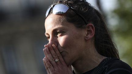 La marathonienne française Clémence Calvin à l'issue du 43e marathon de Paris, le 14 avril 2019. (KENZO TRIBOUILLARD / AFP)