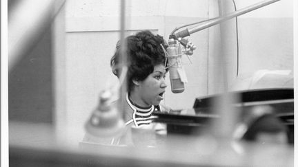 Aretha Franklin dans un studio d'enregistrement d'Atlantic Records à New York, le 9 janvier 1969. (MICHAEL OCHS ARCHIVES / MICHAEL OCHS ARCHIVES / GETTYIMAGES)