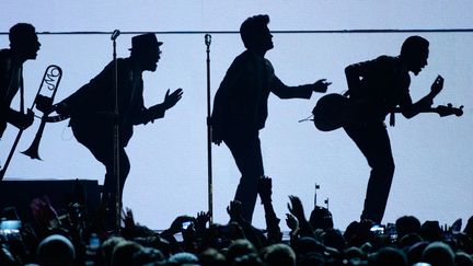 Le chanteur Bruno Mars (2&egrave;me D) se produit sur la sc&egrave;ne du MetLife Stadium &agrave; la mi-temps du Super Bowl &agrave; East Rutherford (New Jersey), le 2 f&eacute;vrier 2014. (TIMOTHY  CLARY / AFP)