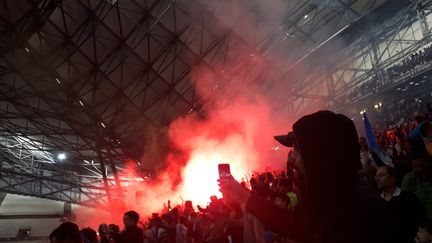 Des supporters marseillais&nbsp;fêtant la qualification en finale de la Ligue Europa&nbsp;au stade Vélodrome, le 3 mai 2018.&nbsp; (JEREMY TUIL / RADIO FRANCE)