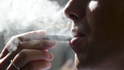 Un homme fume une cigarette électronique à Washington (Etats-Unis), le 2 octobre 2018. (EVA HAMBACH / AFP)