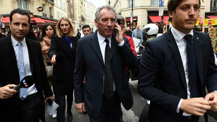 François Bayrou au téléphone le 14 mai 2017 à Paris.&nbsp; (CHRISTOPHE ARCHAMBAULT / AFP)