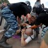 Des policiers arr&ecirc;tent un manifestant oppos&eacute; &agrave; un rassemblement d'homosexuels &agrave; Saint-P&eacute;tersbourg (Russie), le 29 juin 2013. (OLGA MALTSEVA / AFP)