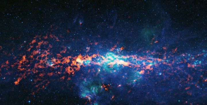 Le nuage moléculaire Sagittarius B2 apparaît en orangé&nbsp;sur la gauche de l'image,&nbsp;avec, au milieu,&nbsp;le centre de la Voie lactée. (EUROPEAN SOUTHERN OBSERVATORY / APEX & MSX / IPAC / NASA)