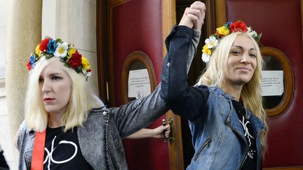 Inna Shevchenko, chef de file des Femen en France (&agrave; droite), pose aux c&ocirc;t&eacute;s d'une autre activiste, le 13 setembre 2013 &agrave; Paris.&nbsp; (LIONEL BONAVENTURE / AFP)