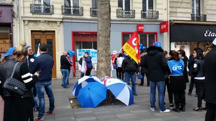 Rassemblement samedi 1er avril devant la boutique SFR, place de la République à Paris (RADIO FRANCE / Mathilde Lemaire)