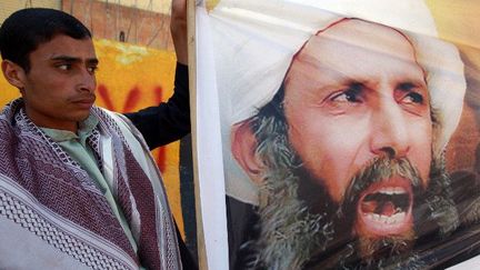 Un manifestant yéménite dénonce la condamnation à mort du cheikh chiite Nimr Baqer Al-Nimr devant l’ambassade d'Arabie saoudite à Sanaa, en octobre 2014 (MOHAMMED HUWAIS / AFP)
