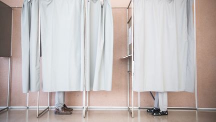 Photo d'illustration : un bureau de vote dans le Cher, lors du second tour des élections législatives, dimanche 19 juin 2022. (PIERRICK DELOBELLE / MAXPPP)