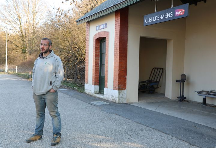 Lionel Perrin en gare de Clelles-Mens (Isère), le 27 mars 2019. (ELISE LAMBERT/FRANCEINFO)