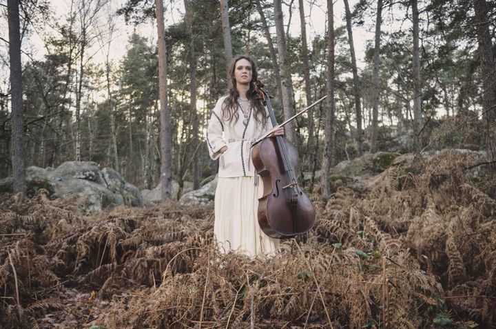 Olivia Gay dans la forêt avec son violoncelle (PATRICK FOUQUE)