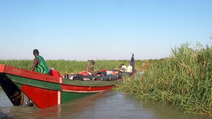 La pirogue à moteur est l'unique moyen de transport dans les marécages du lac. (PATRICK FORT / AFP)