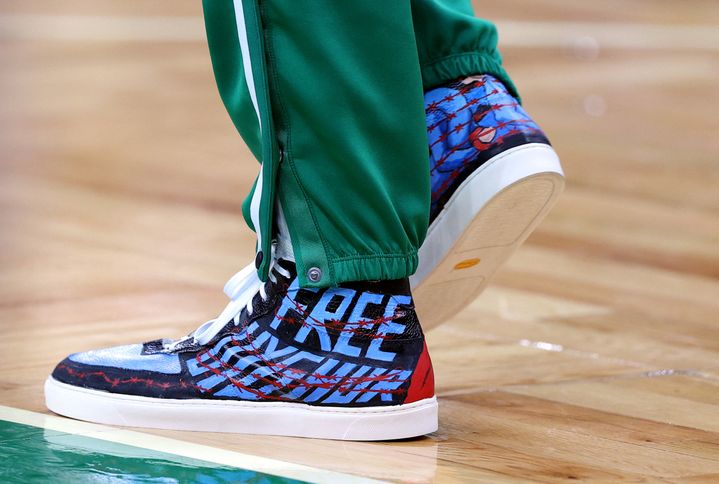 Les baskets&nbsp;du joueur des Celtics de Boston,&nbsp;Enes Kanter, avant l'ouverture à domicile&nbsp;du match contre les Raptors de Toronto, le 22 octobre 2021 à Boston&nbsp;(Massachusetts). (MADDIE MEYER / GETTY IMAGES NORTH AMERICA / AFP)