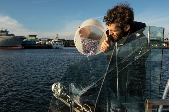 Concarneau, juin 2018. La pyrolyse est alimentée de déchets plastiques broyés. Plastic Odyssey est un futur catamaran de 25 mètres propulsé uniquement grâce au plastique. Le navire partira pour une expédition de 3 ans autour du monde, utilisant les dechets plastiques comme carburant. (LUCAS SANTUCCI / ZEPPELIN)