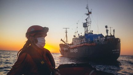 Une membre de l'ONG allemande Sea-Eye près du navire "Alan Kurdi", le 6 avril 2020 en Méditerranée. (CEDRIC FETTOUCHE / SEA-EYE.ORG / AFP)