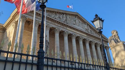 Façade principale de l'Assemblée Nationale (Paris), le 28 février 2023. (CYRILLE ARDAUD/RADIOFRANCE)