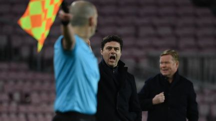 Le coach du PSG, Mauricio Pochettino, ici contre le Barça, à l'occasion du huitième de finale aller de Ligue des champions, le mardi 16 février 2021. (LLUIS GENE / AFP)