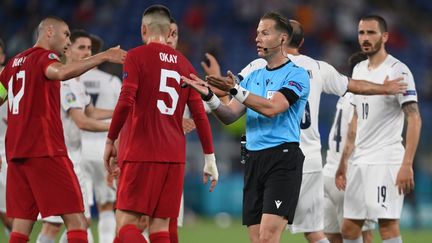 L'arbitre Danny Makkelie (en bleu) n'aura pas sifflé de penalty pour l'Italie contre la Turquie vendredi 11 juin 2020. (MIKE HEWITT / POOL)