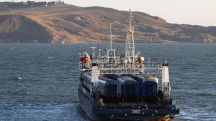 Des wagons de train sont transportés en ferry par le détroit de Kerch vers le port de Crimée. (YURI LASHOV / AFP)