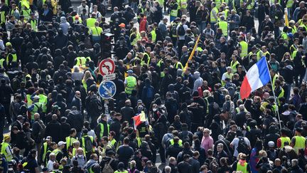 Des manifestants, "black blocs" et "gilets jaunes" étaient réunis devant la gare Montparnasse avant le départ du cortège syndical à Paris, le 1er mai 2019. Plus de 7 400 policiers et gendarmes étaient déployés à Paris pour encadrer les manifestations.&nbsp; (MARTIN BUREAU / AFP)