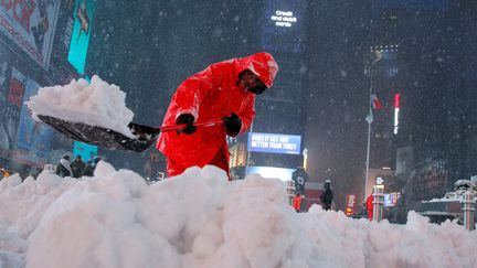 Un homme déblaie la neige à Times Square, à Manhattan, à New York (Etats-Unis), le 14 mars 2017. (ANDREW KELLY / REUTERS)