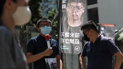 Le militant pro-démocratie Joshua Wong (à gauche), fait campagne le 11 juillet 2020 lors d'une élection primaire pour sélectionner les candidats de l'opposition pro-démocratie pour l'élection du conseil législatif de la ville en septembre, à Hong Kong. (MAY JAMES / MAY JAMES / AFP)