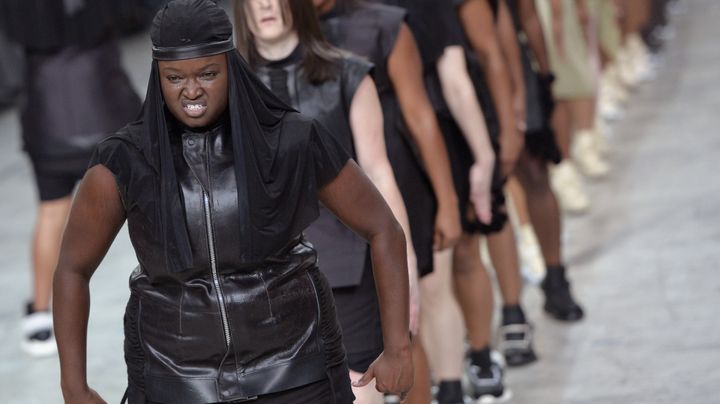 Mannequin noir chez Rick Owens pap féminin printemps-été 2014, à Paris
