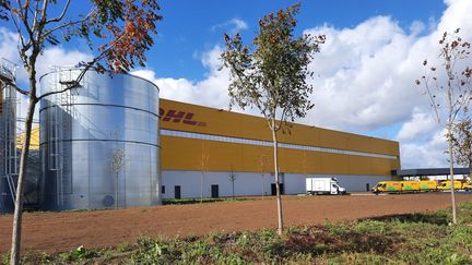 L'entrepôt gigantesque de DHL fait la taille de 13 terrains de football et représente un investissement de 170 millions d'euros. (SOPHIE AUVIGNE / FRANCE-INFO)