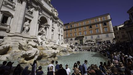 Regarder la vidéo Rome : en rénovation, l'iconique fontaine de Trevi restera ouverte aux visites, mais son accès contrôlé