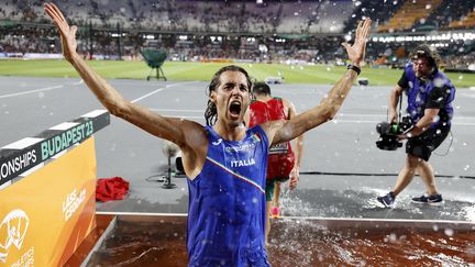 Champion du monde de la hauteur, mardi 22 août, Gianmarco Tamberi a fait le grand saut dans la rivière du 3000 m steeple, à Budapest (Hongrie). (WANG LILI / AFP)