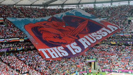 Les supporters russes d&eacute;ploient un immense drapeau lors du match de l'Euro opposant leur &eacute;quipe &agrave; la Pologne &agrave; Varsovie (Pologne), le 12 juin 2012. (DIMITAR DILKOFF / AFP)