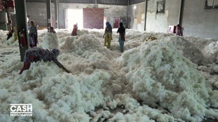 Des ouvrirères brassent du coton, au Bangladesh. (CAPTURE ECRAN / CASH INVESTIGATION / FRANCE 2)