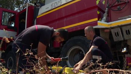 Par prévention, la plupart des massifs forestiers du Var et des Alpes-Maritimes sont fermés au public, le week-end du 6 août, face aux risques d’incendie. Reportage dans le massif de l’Estérel, qui reste sous très haute surveillance. (FRANCE 3)