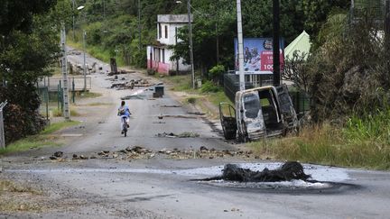 Des restes de barrage sur une route de Houailou, en Nouvelle-Calédonie, le 1er juillet 2024. (THEO ROUBY / AFP)