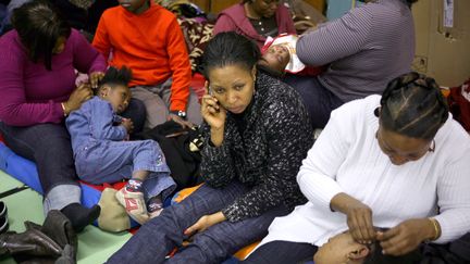 Des familles de mal-log&eacute;s occupent le gymnase&nbsp;Saint-Merri &agrave; Paris,&nbsp;&agrave; l'initiative de l'association Droit au logement, le 28 d&eacute;cembre 2008. (LOIC VENANCE / AFP)