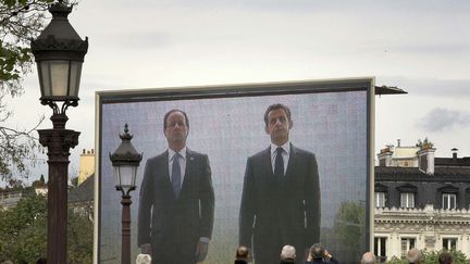 Comm&eacute;morations du 8 mai 1945 &agrave; l'Arc de Triomphe &agrave; Paris en pr&eacute;sence de Nicolas Sarkozy et Fran&ccedil;ois Hollande, le 8 mai 2012. (CHRISTOPHE ENA / AP / SIPA)