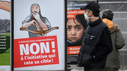 Une affiche contre l'initiative pour "des entreprises responsables" en Suisse, le 29 novembre 2020. (FABRICE COFFRINI / AFP)