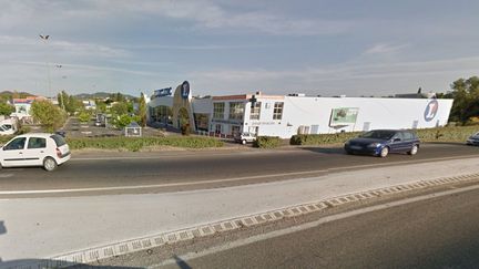 Un policier a abattu&nbsp;son ex-compagne à proximité d'un rond-point d'Alès (Gard), le 27 février 2016. (GOOGLE STREET VIEW / FRANCETV INFO)