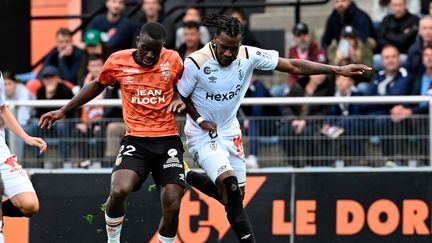 Yoann Cathline au contact avec Andreaw Gravillon, lors du match entre Lorient et Reims, en Ligue 1, le 15 octobre 2022. (DAMIEN MEYER / AFP)