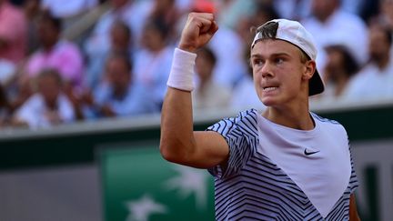 La rage de vaincre du Danois Holger Rune, opposé à Francisco Cerundolo en 8es de finale de Roland-Garros, le 5 juin 2023. (EMMANUEL DUNAND / AFP)