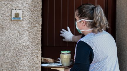 Les auxiliaires de vie, qui travaillent quotidiennement avec des personnes âgées, sont concernés par le projet de loi en cours de rédaction qui rendra la vaccination obligatoire à tous les soignants. (ROMAIN LONGIERAS / HANS LUCAS)