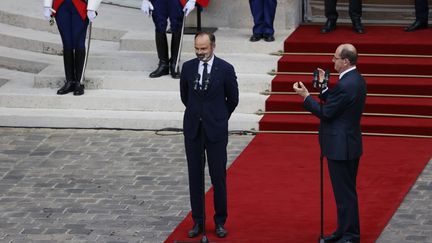 Edouard Philippe et Jean Castex sur le perron de Matignon, vendredi 3 juillet 2020, lors de la passation de pouvoirs au poste de Premier ministre. (THOMAS SAMSON / AFP)