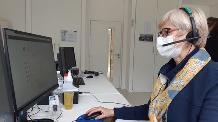 Anne-Marie Denis, agent de la CPAM du Morbihan, appelle les habitants du département de plus de 75 ans pour leur proposer un rendez-vous "coupe-file" de vaccination contre le Covid-19. (SOLENNE LE HEN / RADIO FRANCE)