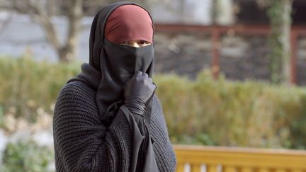 Une femme musulmane porte le niqab, le 25 janvier 2010 &agrave; Lyon (Rh&ocirc;ne). (PHILIPPE DESMAZES / AFP)