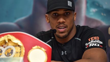 Anthony joshua avec la ceinture IBF (BEN STANSALL / AFP)